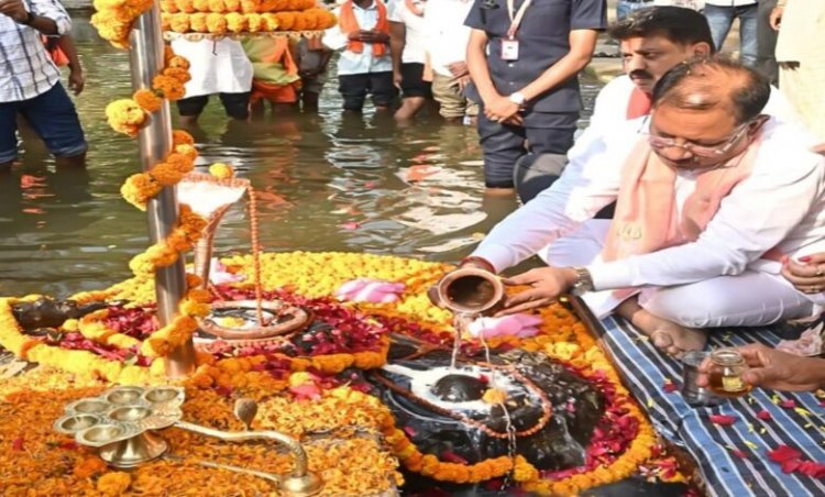 जलेश्वर महादेव धाम पहुंचे मुख्यमंत्री विष्णुदेव साय: जलाभिषेक कर प्रदेश की खुशहाली की कामना की, कई विकास कार्यों की घोषणा