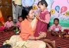 बदलते सुकमा की नई तस्वीर : बच्चों के बीच बैठीं मंत्री,महिलाओं के स्वावलंबन और पुनर्वास व्यवस्थाओं का किया जमीनी निरीक्षण,मंत्री का सुकमा दौरा बना संवेदनशील शासन और बदलते बस्तर का प्रतीक
