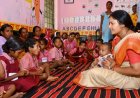 महिला एवं बाल विकास मंत्री लक्ष्मी राजवाड़े का सुकमा दौरा: बच्चों के बीच बैठकर पढ़ी एबीसीडी