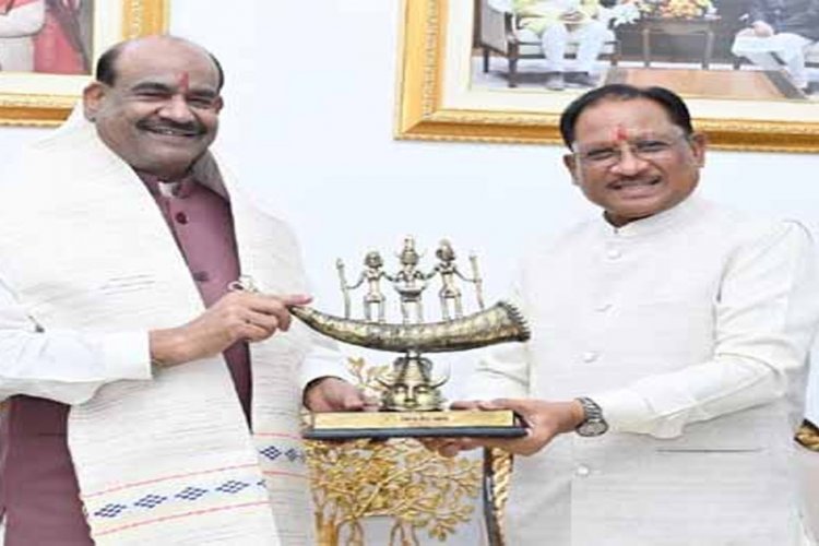 लोकसभा अध्यक्ष ओम बिरला ने मुख्यमंत्री विष्णु देव साय से की सौजन्य भेंट
