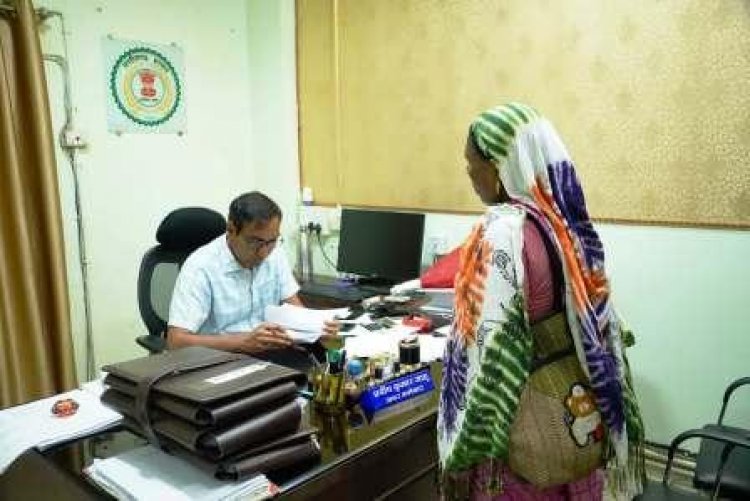 अपर कलेक्टर प्रदीप ने जनदर्शन में सुनी आमजनों की समस्याएँ
