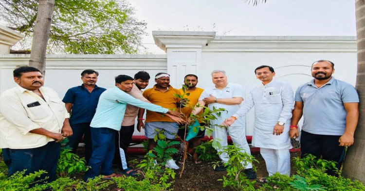 भाजपा प्रदेश कार्यालय  में विश्व पर्यावरण दिवस पर हुआ पौधरोपण
