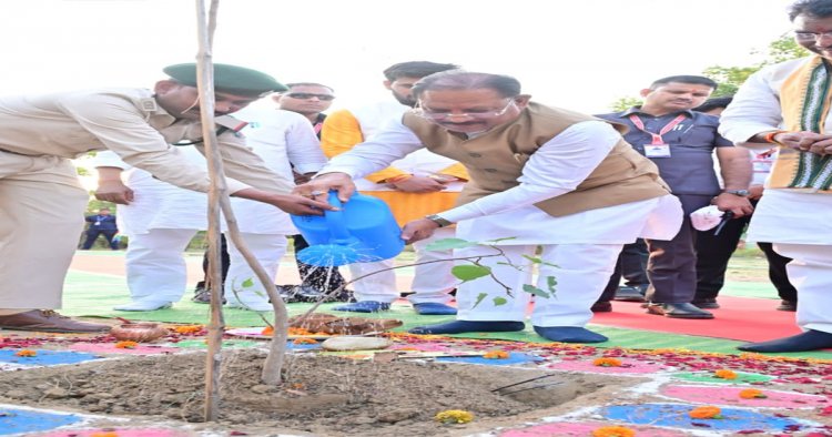 मुख्यमंत्री साय ने एक पेड़ मां के नाम अभियान के तहत किया पीपल का पौधारोपण