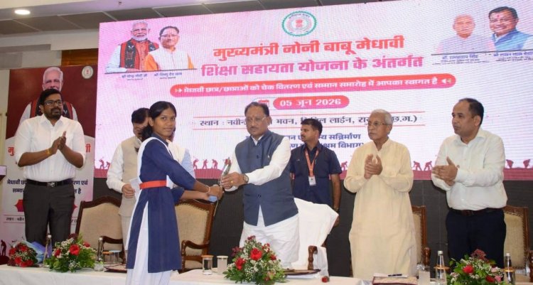 मुख्यमंत्री के हाथों मेधावी छात्रा को मिली 2 लाख की सहायता