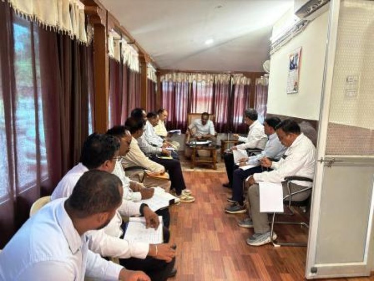 विभागीय अधिकारियों की समीक्षा बैठक लेकर सड़क के निर्माण कार्यों को गंभीरता से करने के दिए सख्त निर्देश