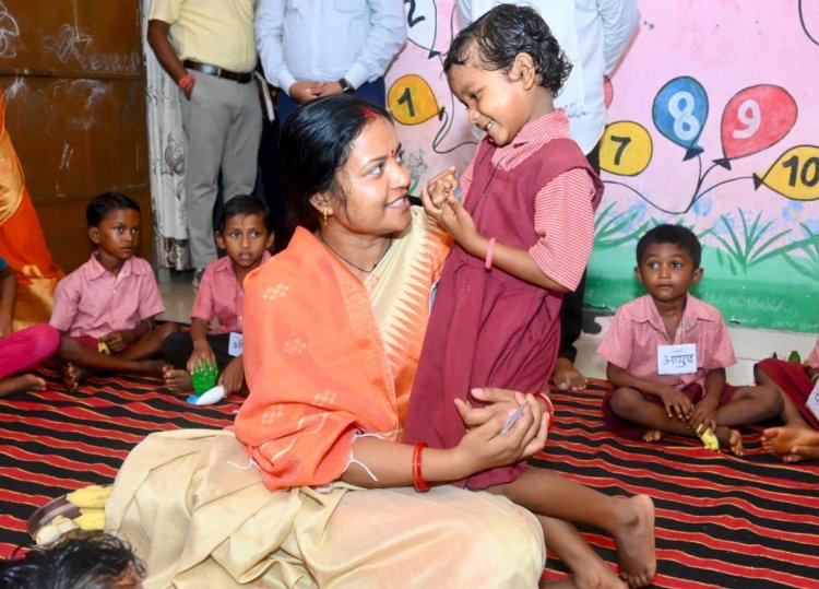 बदलते सुकमा की नई तस्वीर : बच्चों के बीच बैठीं मंत्री,महिलाओं के स्वावलंबन और पुनर्वास व्यवस्थाओं का किया जमीनी निरीक्षण,मंत्री का सुकमा दौरा बना संवेदनशील शासन और बदलते बस्तर का प्रतीक
