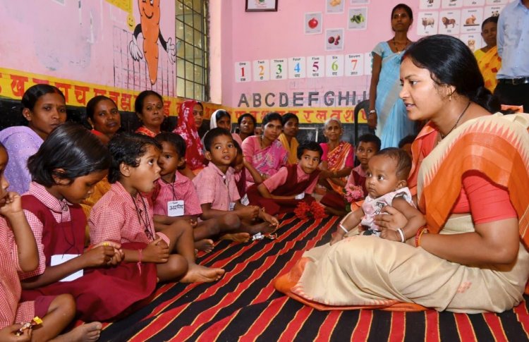 महिला एवं बाल विकास मंत्री लक्ष्मी राजवाड़े का सुकमा दौरा: बच्चों के बीच बैठकर पढ़ी एबीसीडी