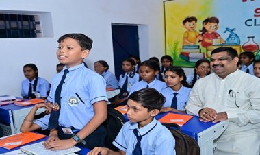शाला प्रवेशोत्सव: शिक्षा मंत्री गजेन्द्र यादव ने बच्चों संग बैठकर सिखाया पहाड़ा, स्मार्ट क्लास का किया लोकार्पण
