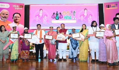 मुख्यमंत्री विष्णु देव साय के नेतृत्व में छत्तीसगढ़ ने रचा नया कीर्तिमान : ढाई साल में 11 लाख से अधिक प्रधानमंत्री आवास पूर्ण,उपमुख्यमंत्री विजय शर्मा की मौजूदगी में मुख्यमंत्री ने 11 हितग्राहियों को सौंपी नए आवास की चाबी, ‘मोर गांव–मोर पानी’ महाअभियान के कॉम्पेंडियम का किया विमोचन