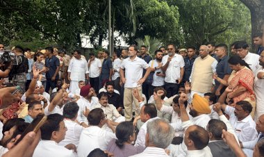 राहुल गांधी और प्रियंका गांधी ने प्रधानमंत्री आवास के बाहर दिया धरना