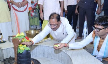 मुख्यमंत्री विष्णु देव साय ने कैलाशपति धाम में किया जलाभिषेक: भगवान मनकामेश्वर महादेव से प्रदेश की सुख-समृद्धि एवं खुशहाली की कामना