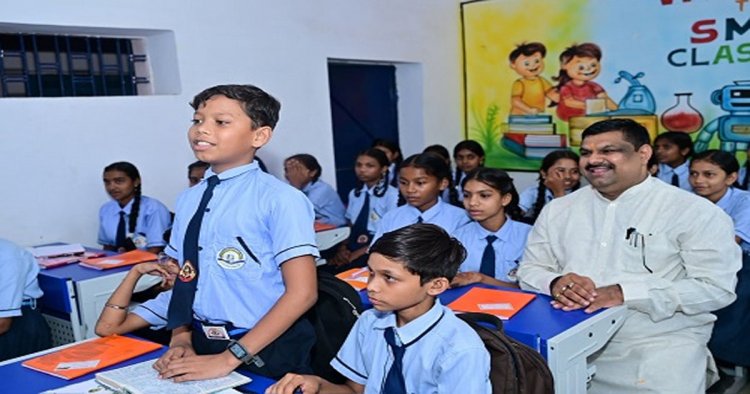 शाला प्रवेशोत्सव: शिक्षा मंत्री गजेन्द्र यादव ने बच्चों संग बैठकर सिखाया पहाड़ा, स्मार्ट क्लास का किया लोकार्पण