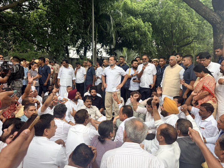 राहुल गांधी और प्रियंका गांधी ने प्रधानमंत्री आवास के बाहर दिया धरना