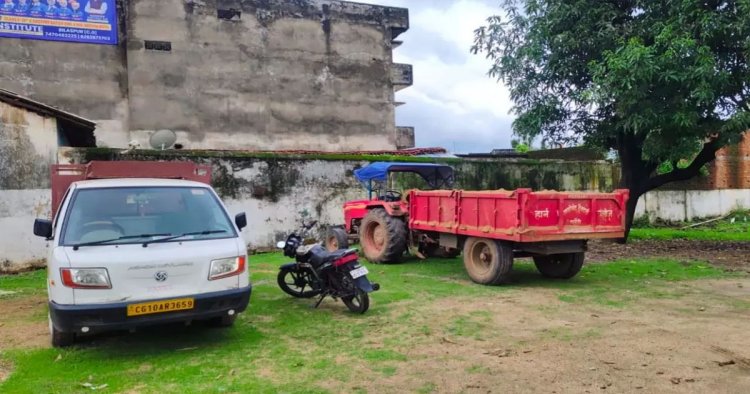 सीएम हेल्पलाइन की शिकायत पर बड़ा एक्शन, अवैध रेत भंडारण सीलबंद, दो ट्रैक्टर जब्त