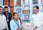दृष्टिबाधा नहीं बनी बाधा, जयमंती के सपनों को मिली डिजिटल उड़ान, मुख्यमंत्री ने भेंट किया लैपटॉप