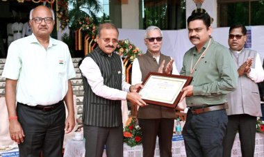 CG NEWS : स्वतंत्रता दिवस पर उत्कृष्ट कार्य के लिए CSPDCL के कनिष्ठ अभियंता अनिल कुमार वर्मा सम्मानित