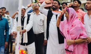 85 साल की सावित्री बाई ने फहराया तिरंगा, पार्षद छगन यादव की अनूठी पहल ने जीता दिल,बुजुर्गों के सम्मान और नई पीढ़ी को संस्कार देने का दिया संदेश