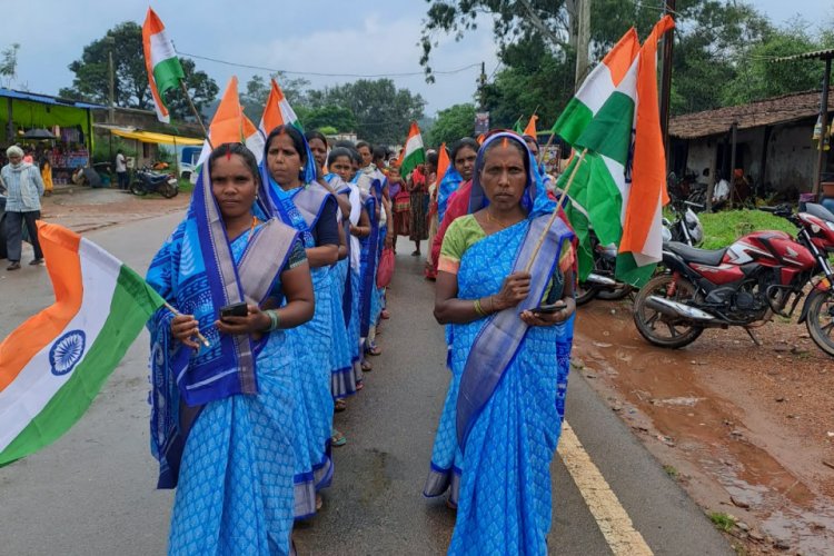 हर घर तिरंगा अभियान की धूम, बिहान समूह की महिलाओं ने फहराया तिरंगा