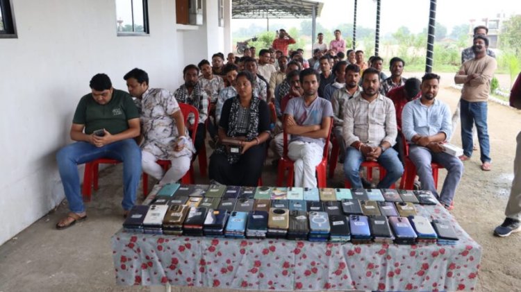 सक्ती पुलिस की बड़ी कार्रवाई, 20 लाख के 100 गुम मोबाइल बरामद; मालिकों को लौटाए फोन