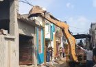 Raipur Bulldozer Action: रावतपुरा फेस-2 में गरजा बुलडोजर, बिना नक्शे के बने 40 मकानों पर कार्रवाई