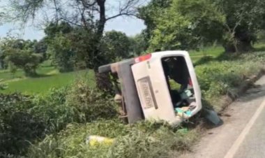 CG NEWS: हसौद-बिर्रा मार्ग पर गड्ढों ने बढ़ाई हादसे की आशंका, सड़क किनारे पलटी गाड़ी