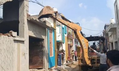 Raipur Bulldozer Action: रावतपुरा फेस-2 में गरजा बुलडोजर, बिना नक्शे के बने 40 मकानों पर कार्रवाई