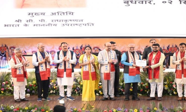 एम्स रायपुर के दीक्षांत समारोह में 689 विद्यार्थियों को मिली डिग्री: उपराष्ट्रपति बोले- अब स्वास्थ्य, विश्वास और जीवन की जिम्मेदारी