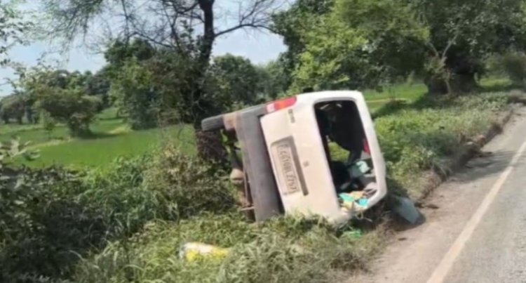 CG NEWS: हसौद-बिर्रा मार्ग पर गड्ढों ने बढ़ाई हादसे की आशंका, सड़क किनारे पलटी गाड़ी