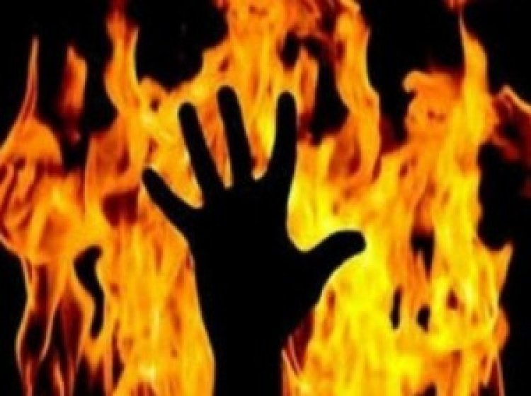 प्यार का खौफनाक अंत! प्रेमिका पर पेट्रोल डालकर लगाई आग, गंभीर हालत में अस्पताल में भर्ती, आरोपी फरार