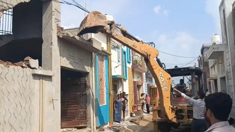 Raipur Bulldozer Action: रावतपुरा फेस-2 में गरजा बुलडोजर, बिना नक्शे के बने 40 मकानों पर कार्रवाई