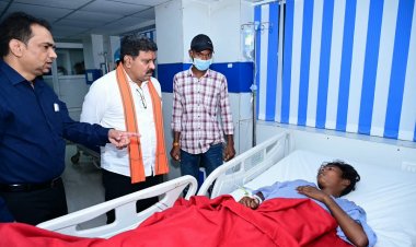 उप मुख्यमंत्री  विजय शर्मा ने अस्पताल पहुंचकर जाना सड़क हादसे में घायलों का हाल