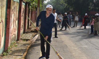 राज्यपाल  डेका ने गांधी जयंती पर की साफ-सफाई