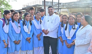शिक्षा मंत्री गजेन्द्र यादव स्कूल से घर लौट रहे स्कूली बच्चों के बीच पहुंचकर सहज संवाद में जानी पढ़ाई और स्कूल की जरूरतें