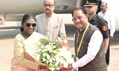 राष्ट्रपति द्रौपदी मुर्मू पहुंचीं रायपुर, CM विष्णुदेव साय ने किया भव्य स्वागत, जानें पूरा कार्यक्रम