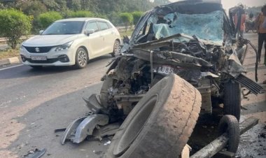ब्रेकिंग : NH 53 पर ट्रक में जा घुसी कार, 2 महिलाओं की मौत, 3 घायल, कार के उड़े परखच्चे……