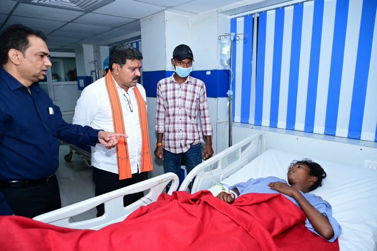 उप मुख्यमंत्री  विजय शर्मा ने अस्पताल पहुंचकर जाना सड़क हादसे में घायलों का हाल