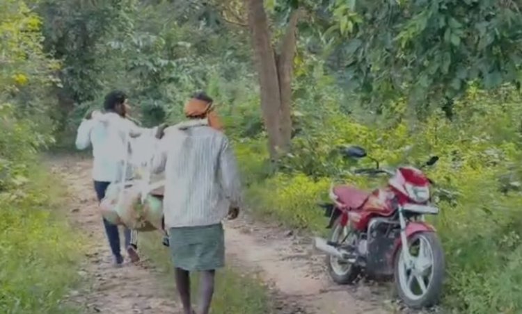 पोस्टमार्टम के बाद शव वाहन नहीं मिला, 3 घंटे इंतजार के बाद कंधे पर शव ले गए परिजन