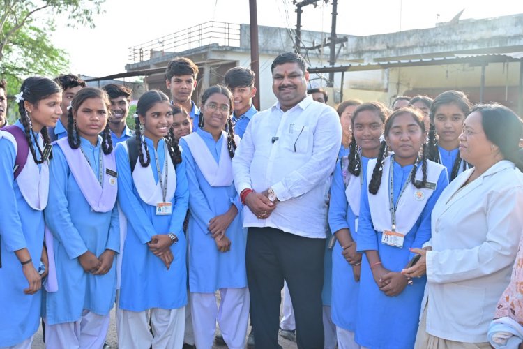 शिक्षा मंत्री गजेन्द्र यादव स्कूल से घर लौट रहे स्कूली बच्चों के बीच पहुंचकर सहज संवाद में जानी पढ़ाई और स्कूल की जरूरतें