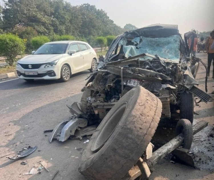 ब्रेकिंग : NH 53 पर ट्रक में जा घुसी कार, 2 महिलाओं की मौत, 3 घायल, कार के उड़े परखच्चे……